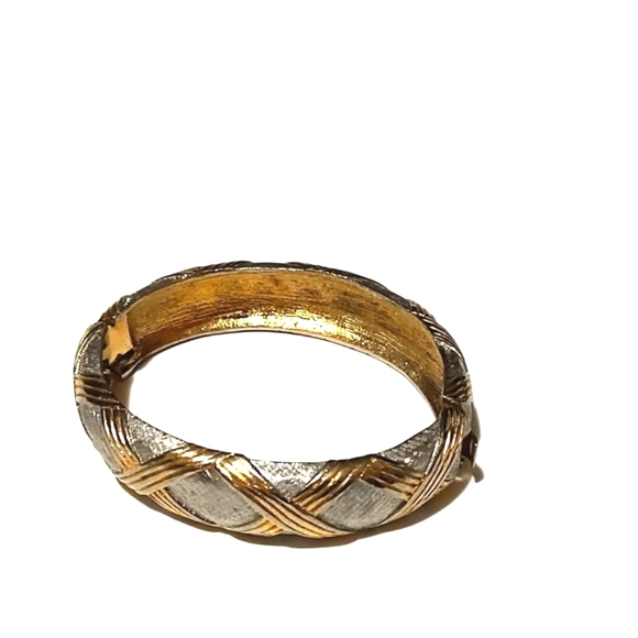 VINTAGE 90s MATTE SILVER-TONE GOLD-TONE CRISS CROSS DESIGN CLAMPER 7" BRACELET - Picture 1 of 11